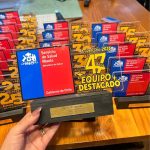 Galvano Acrílico con Base de Madera | UV DTF + Placa Grabada